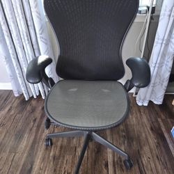 Herman Miller Mirra Size B