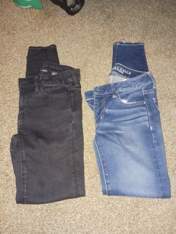 2 pair of nice ladies size 0 American Eagle jeans