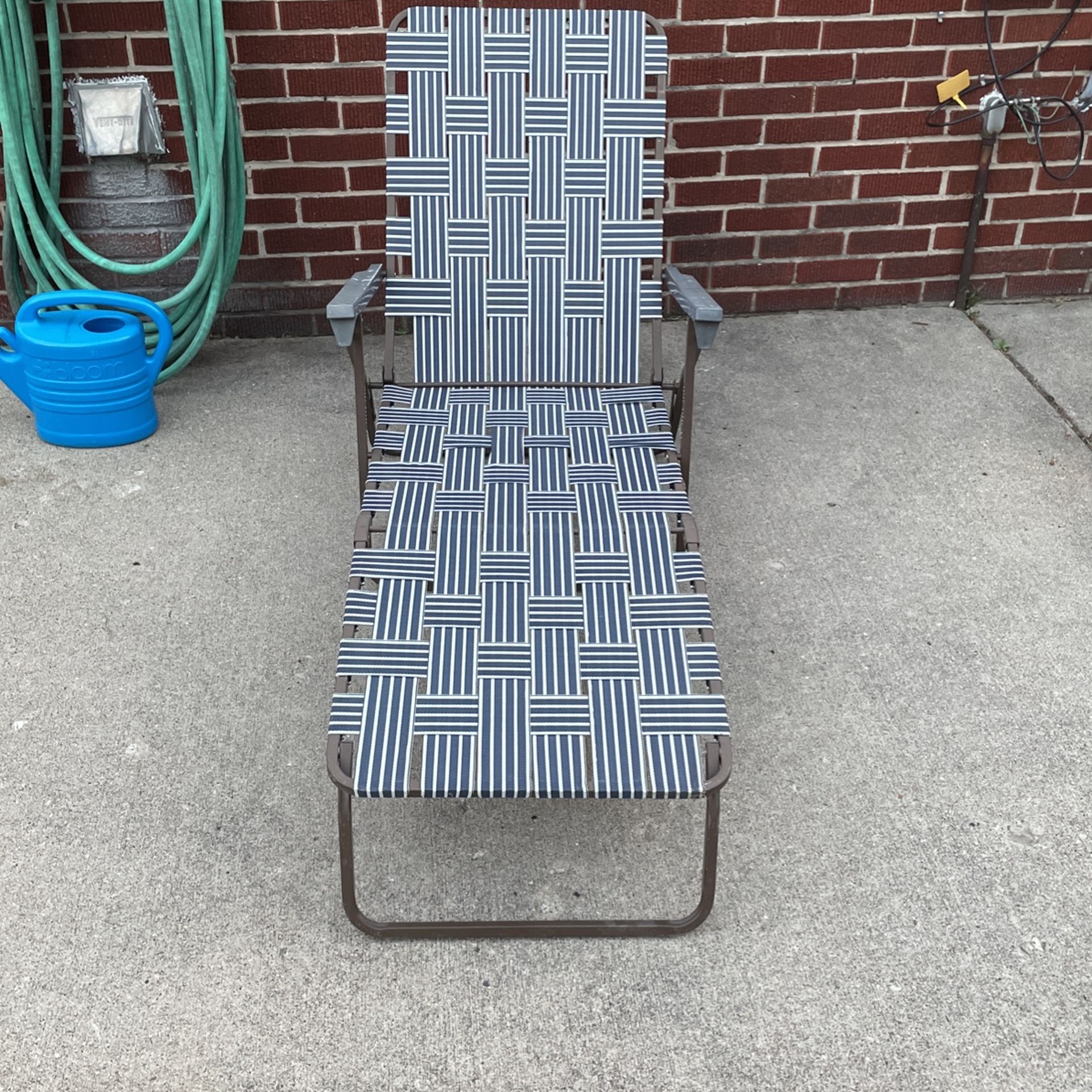 Folding lounge chair for the beach