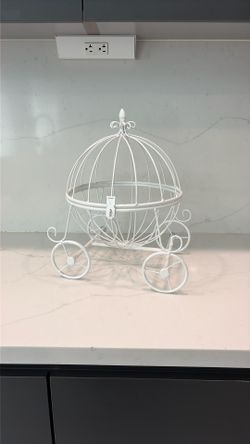 White Metal Cinderella Carriage For Flower Arrangement And Decor