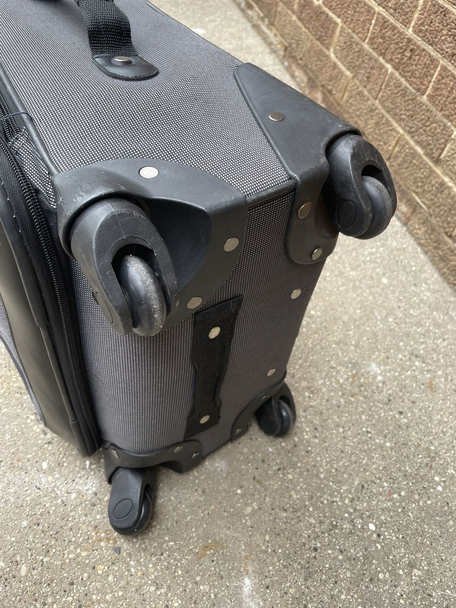 4 Wheel Spinner Carry on suitcase 22.5"H luggage Maleta de mano girato