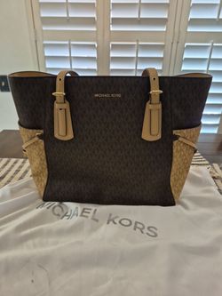 Michael Kors purse voyager