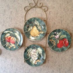 DECORATIVE WALL PLATE RACK WITH 4 PLATES