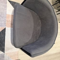 🪑 Modern Curved Accent Chair – Dark Gray + FREE Blanket & Pillow – Excellent Condition