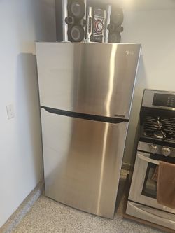 LG 24 cf Refrigerator with ice maker