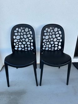 2 plastic patio chairs