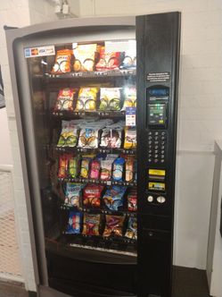 Snack vending machine