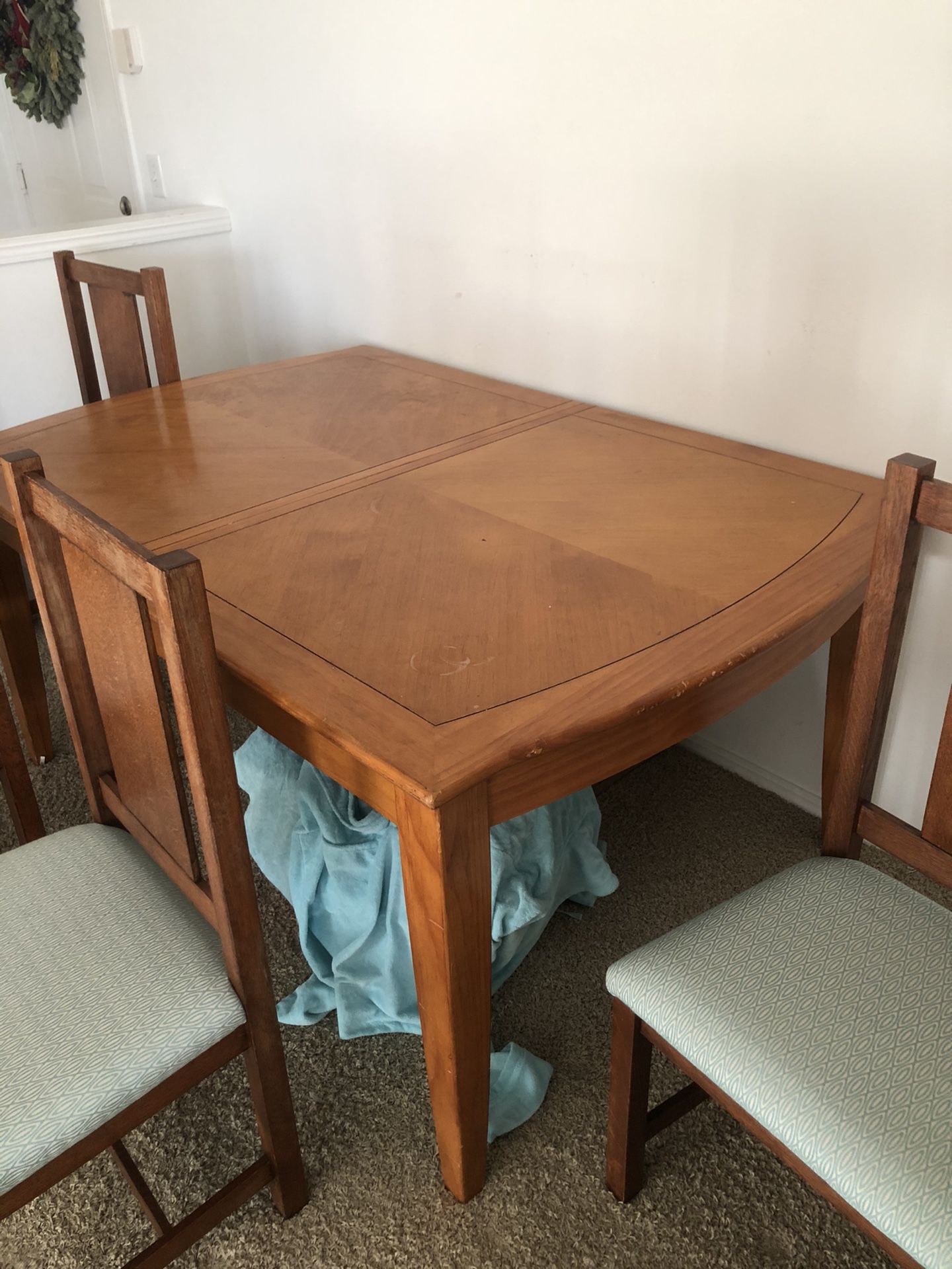 Dining table set+ 4 chairs