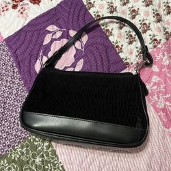 black shoulder bag
