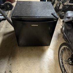 Mini fridge 