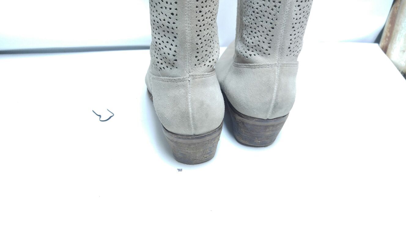 BCBG 8 1/2 BOOTS OFF WHITE