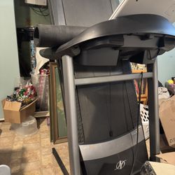 🏃 NordicTrack C900i Treadmill — 3.0 CHP | Great Condition + Heavy Duty Mat
