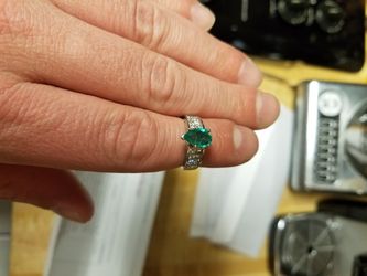 Beautiful emerald and gold diamond ring