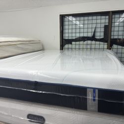 CALIFORNIA KING SIZE TEMPURPEDIC LUXEADAPT (SOFT) MATTRESS & BOX SPRINGS BED SET
