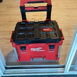 Milwaukee Pack Out Rolling Box