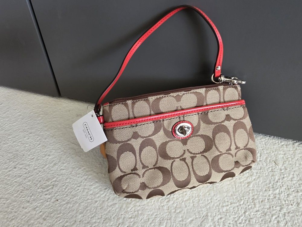 👜 Brand New Coach Wristlet – Never Used! 👜