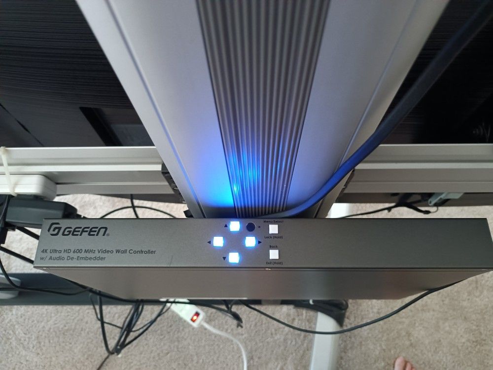 Video Wall Bundle with (4) SAMSUNG TVs with rolling stand & screen split controller, 111 inches total diagonal length

Condition is used for a few eve