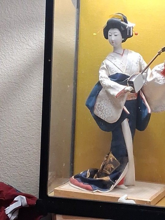 Gaishia Doll And Case