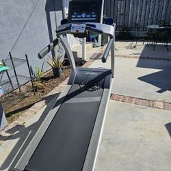 Life fitness treadmill T7-0 (free delivery)