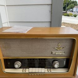 This is a vintage used Grundig Model 2066PX tube radio.