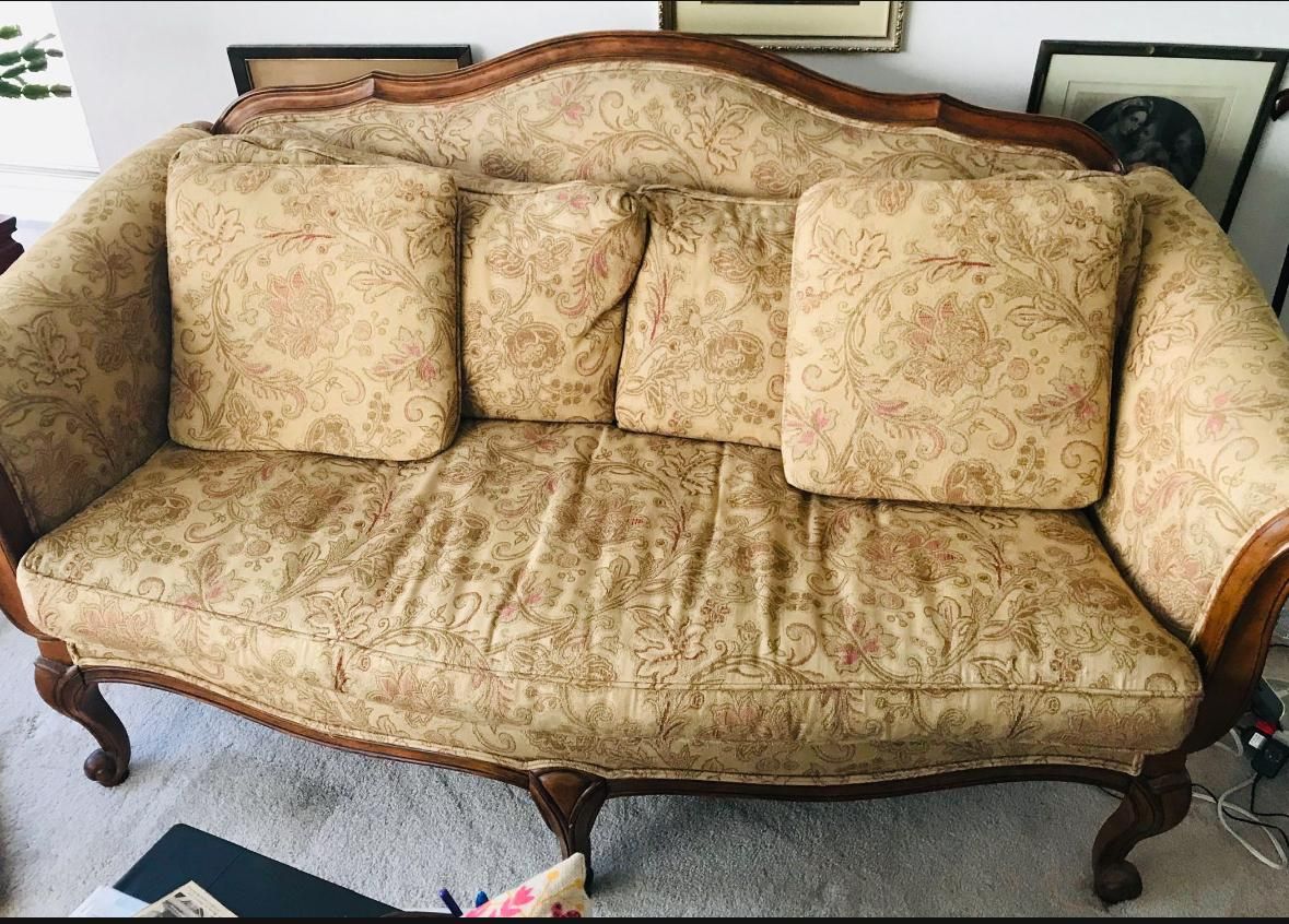 Ethan Allen vintage settee couch  .. 71” long $350 Delivery available for a small fee 