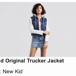 New Levi’s woman Jean Trucker jacket Size Medium ..Tags Still Attached 