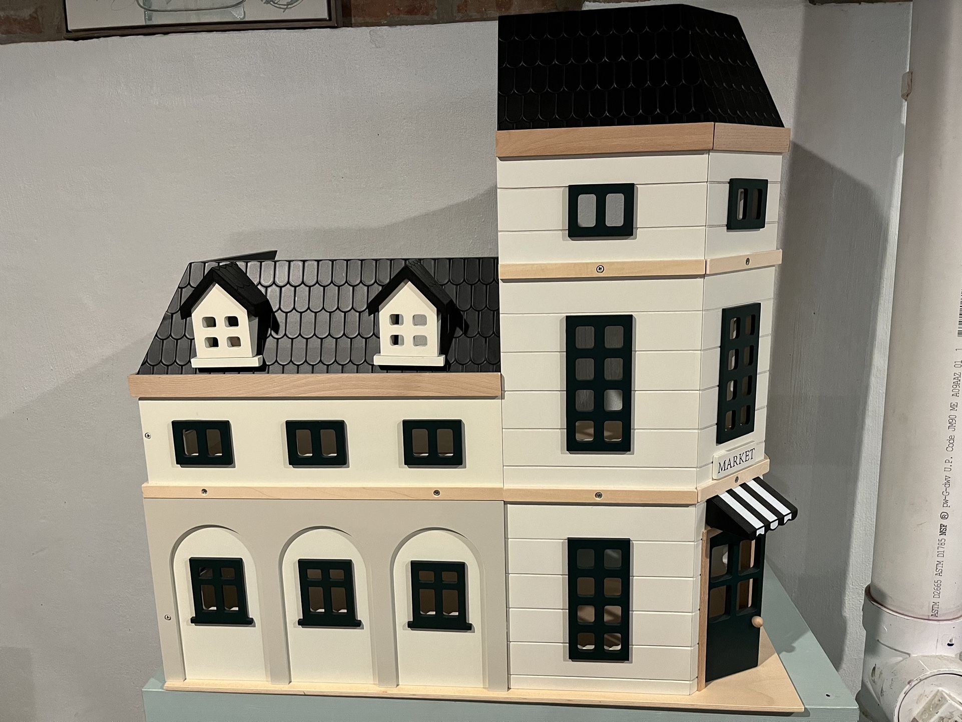 Hearth And Hand Magnolia Dollhouse.  