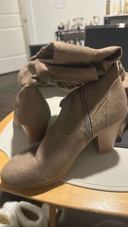 Bota tipo gamuza color café claro