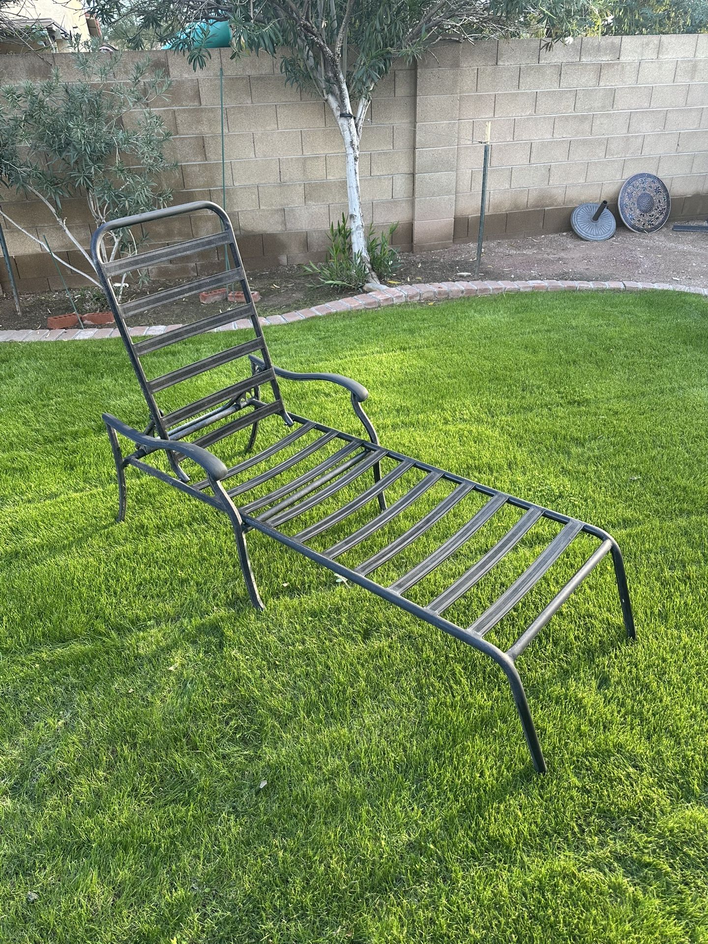 Outdoor Furniture. Patio. Chaise. Lounge. Good Condition.