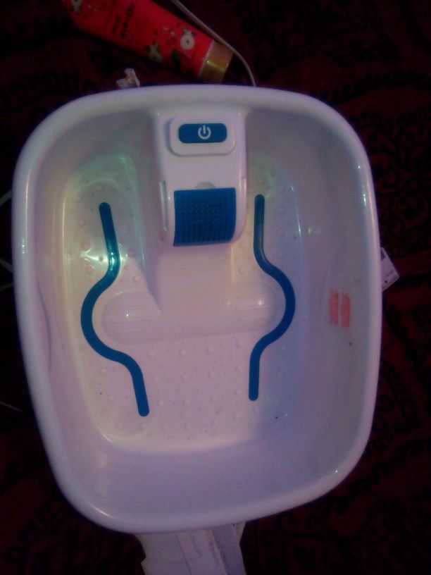 HoMedics Bubble Mate Foot Spa Toe Touch Controlled Foot Bath with Invigorating Bubbles and Splash Proof Raised Massage nodes and Removable Pumice Ston