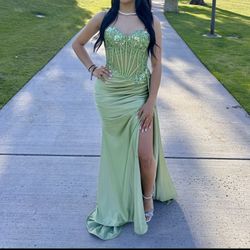 Green prom dress with corset top and slit #prom #eveningwear #formal  Nothing wrong with it it’s absolutely gorgeous! Open to offers! 