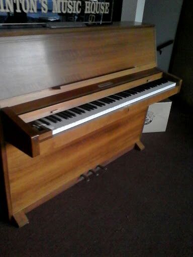 Upright piano great condition. piano store gone out of bussinrss