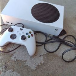 XBOX S SERIES  Comes W/ Wireless Rechargeble Remote W OVER 35 different Game's Installed (Like  New )