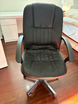 Black desk chair