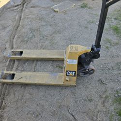 Caterpillar pallet jack 5000lb weight capacity  working good located in phelan asking 350 call me if have more questions 9o9236I97o 