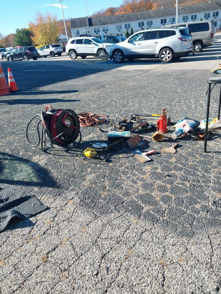 What kinds of mechanics tools outside at plainfield flea market