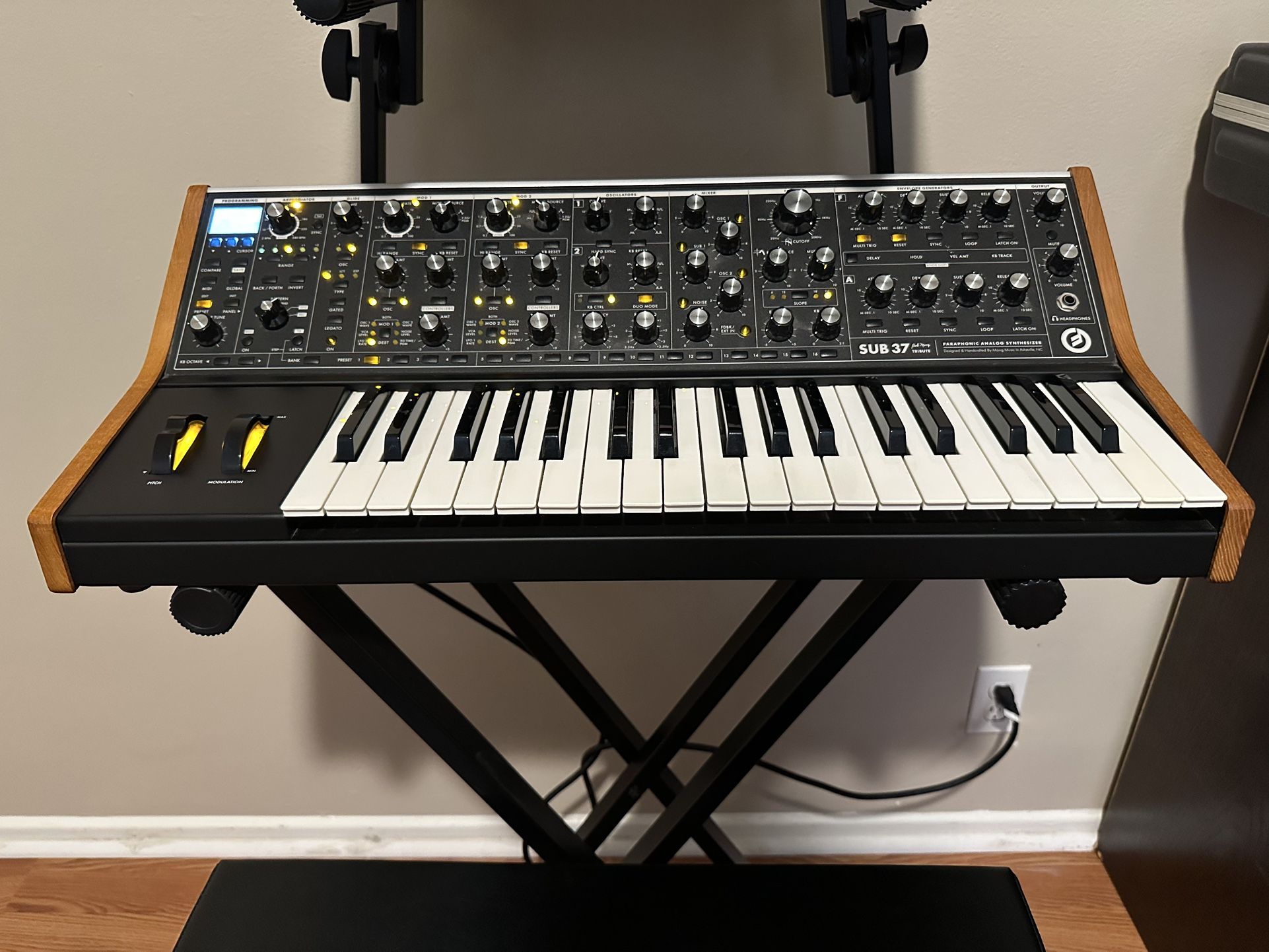 Moog Sub 37 Tribute - Paraphonic Analog Synthesizer