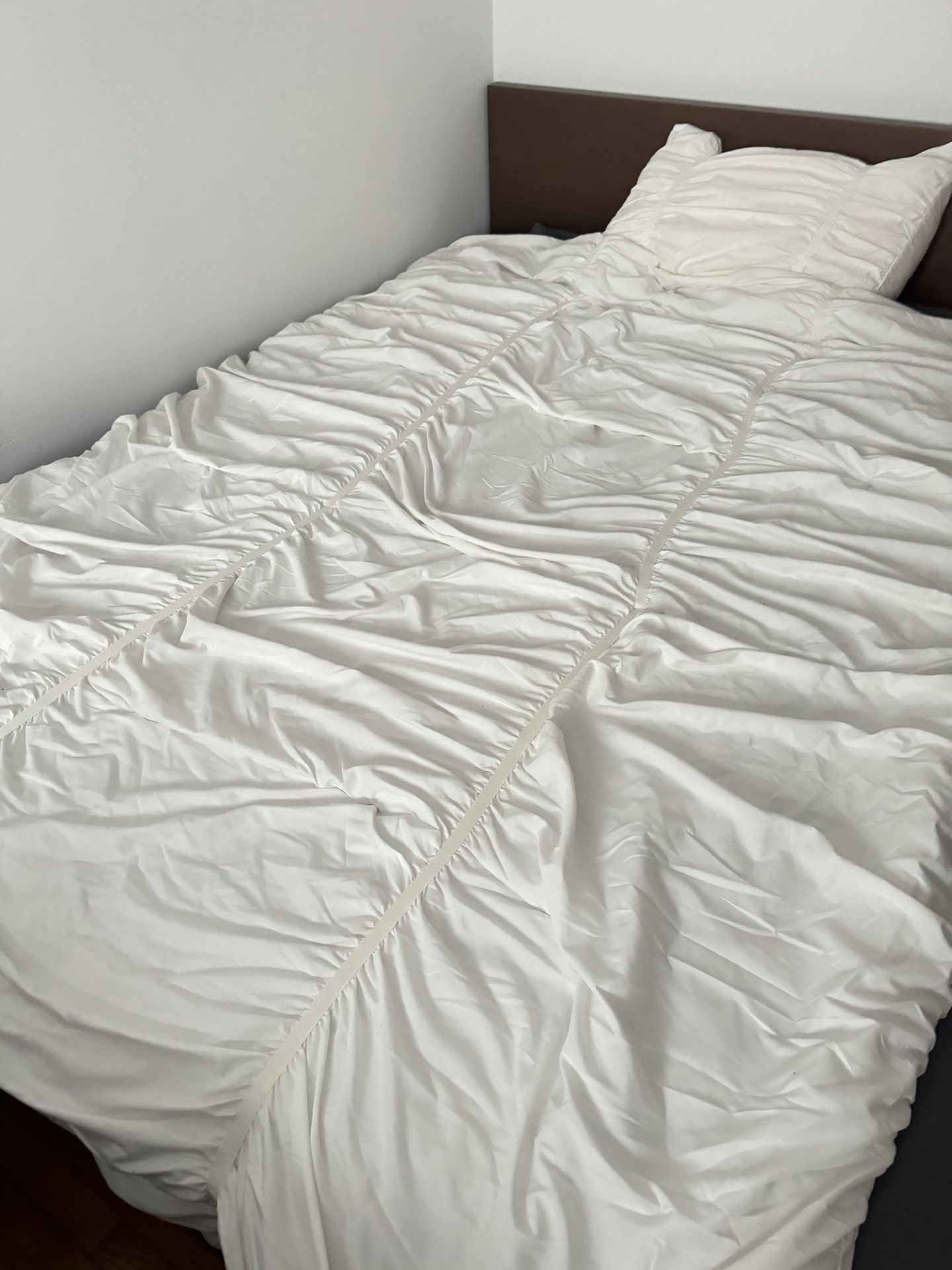 FULL SIZE WHITE CINCHED COMFORTER