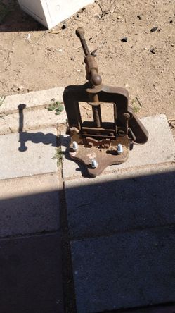 Vintage Iron Pipe Vise