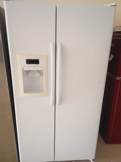 GE SIDE BY SIDE FRIDGE WHITE
