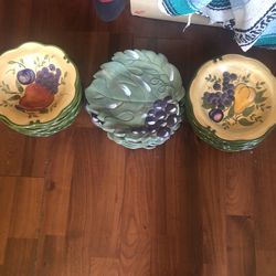 Beautiful  Dishes Whole Set 40  Peices  $ 50  Home Trend