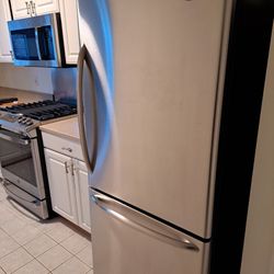 Maytag 18.6 Cu FT Bottom FREEZER $400
