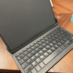 iPad 11” Logitech Keyboard Case 