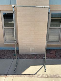 Freestanding pull-up bar