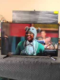 43 inch Samsung smart 4k ultra HD beautiful tv comes with remote control shows great quality clear picture works perfect guaranteed