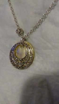 Silvertone shell type necklace#031