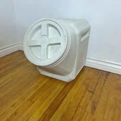 Gamma Vittles Vault Outback Stackable Pet Food Storage Container 60lb