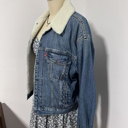 Levy’s denim jacket with Sherpa lining new! With tags size is Medium.