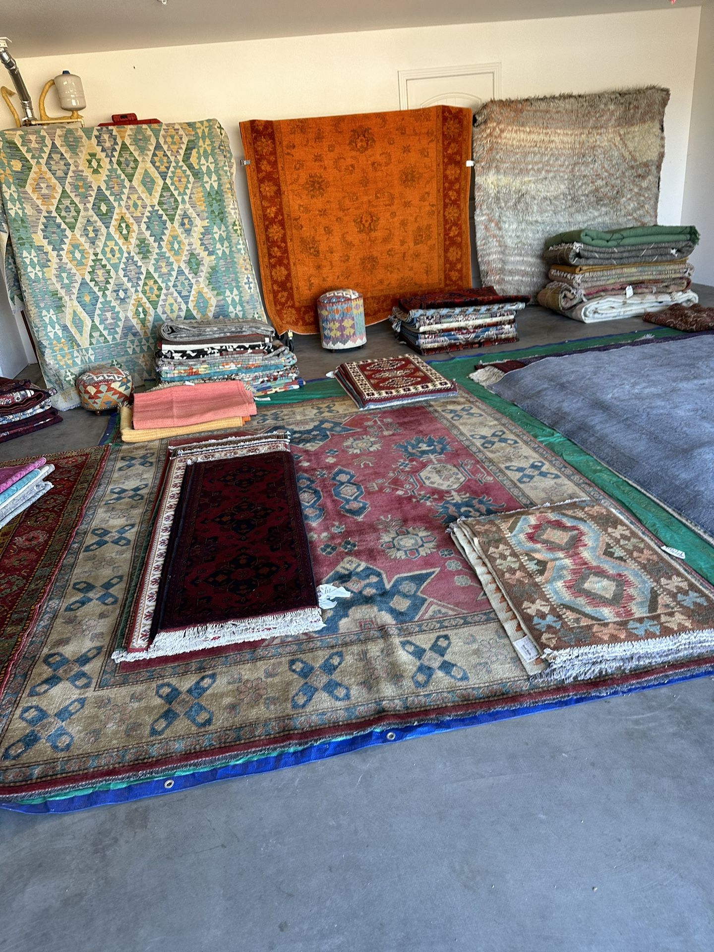 RUGS SHOW SELLING TODAY FROM 8:am To 4:pm