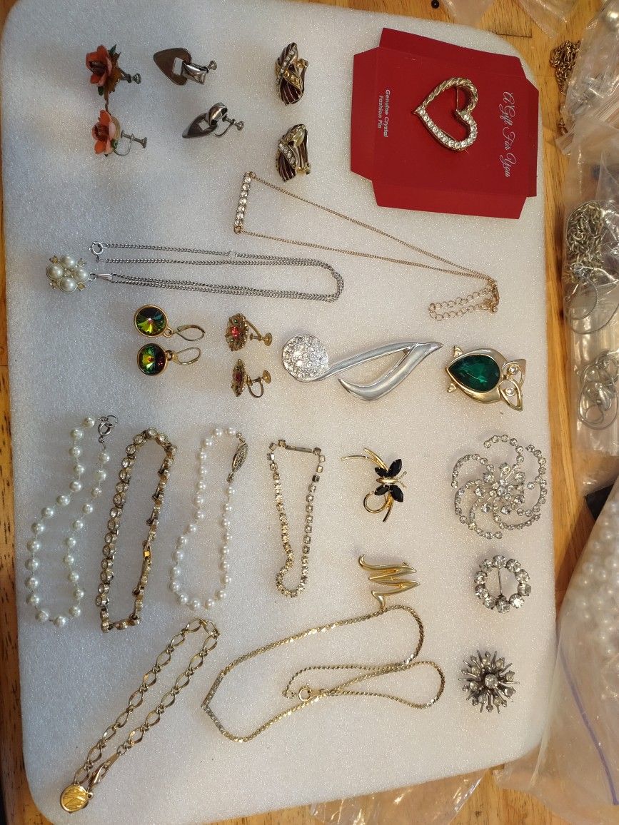 20 Piece s Of Jewelry Brooches earrings necklaces & Brackets